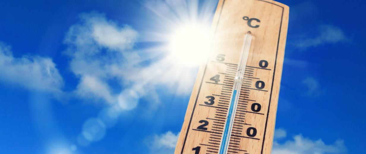 Ein Thermometer, das knapp 40 Grad Celsius anzeigt vor einem blauen Himmel