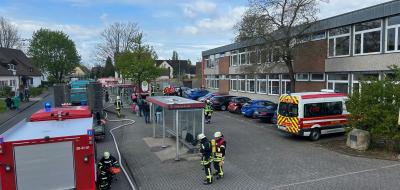 Feuerwehr und Rettungsfahrzeuge vor einem Schulgebäude