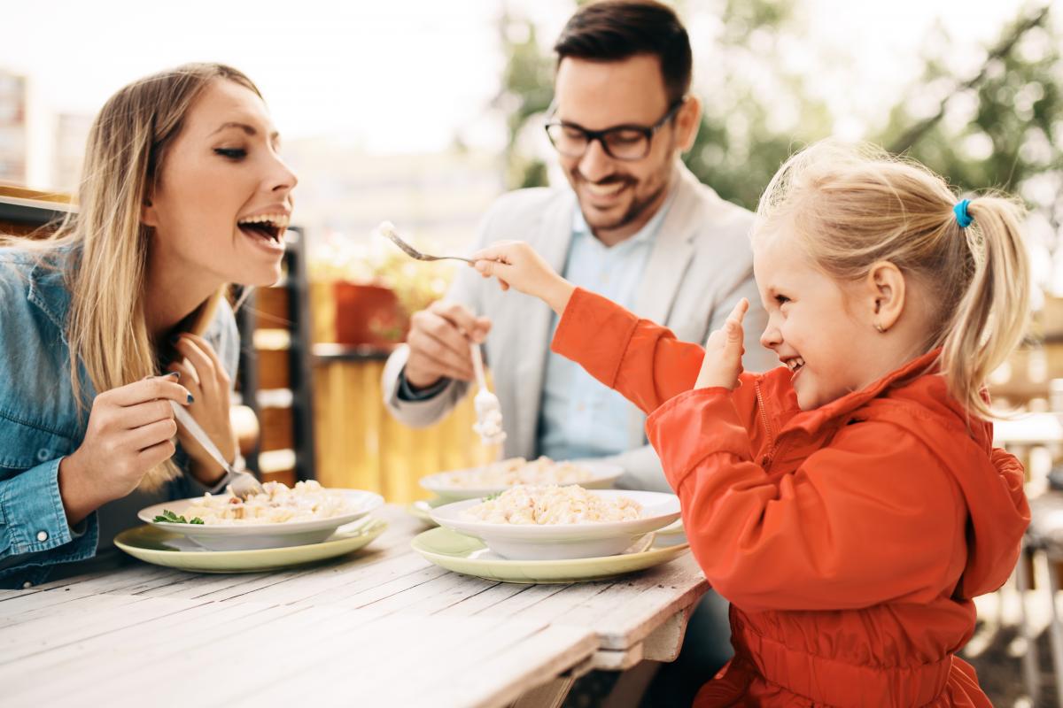 Familie (Vater, Mutter, Kind) im Restaurant