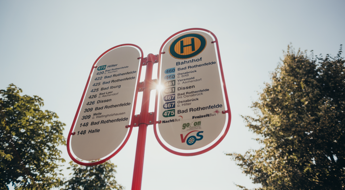 Haltestellenschild mit verschiedenen Station der Linie