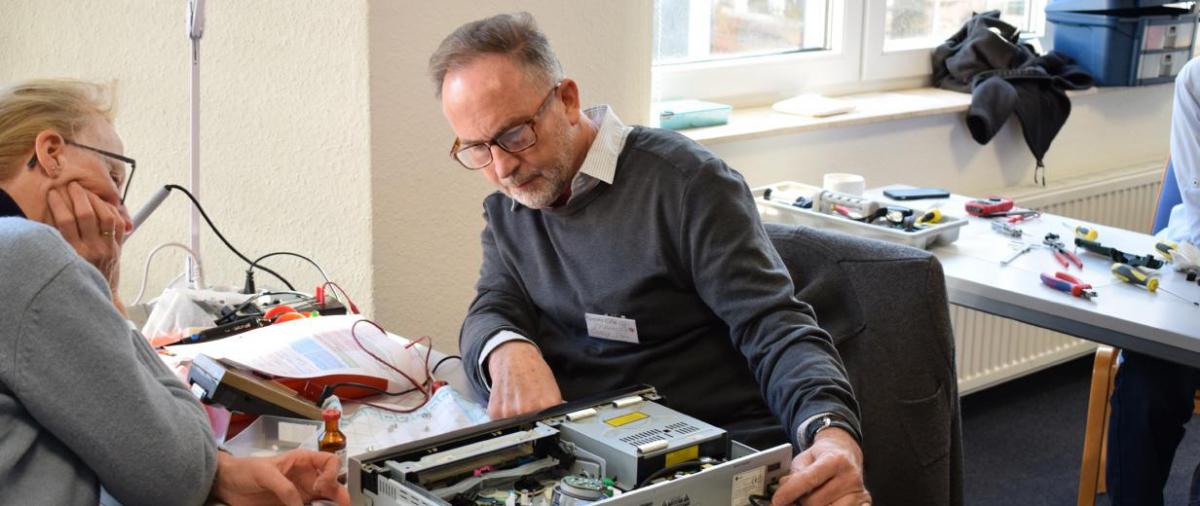 Zwei Personen in Werkstatt