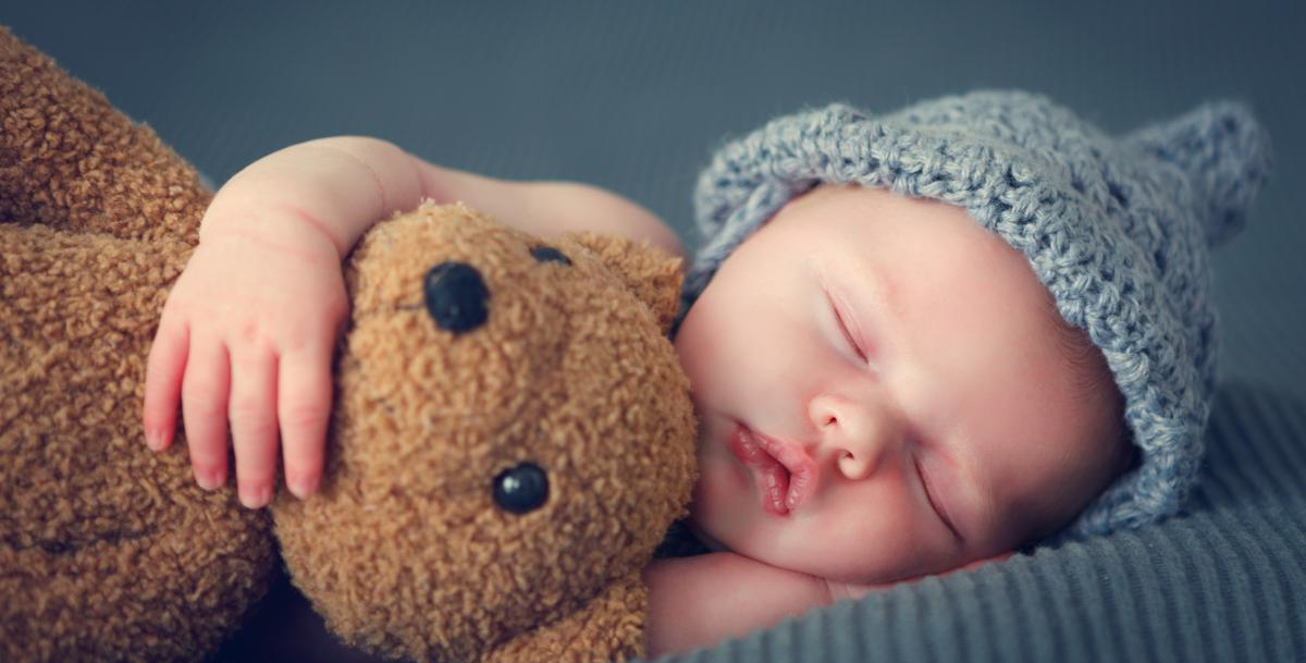 Baby mit Teddy