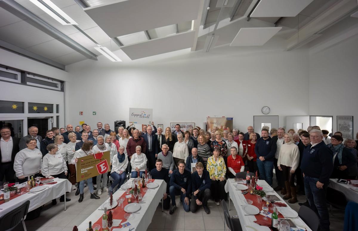 Gruppe von Menschen in einem Raum