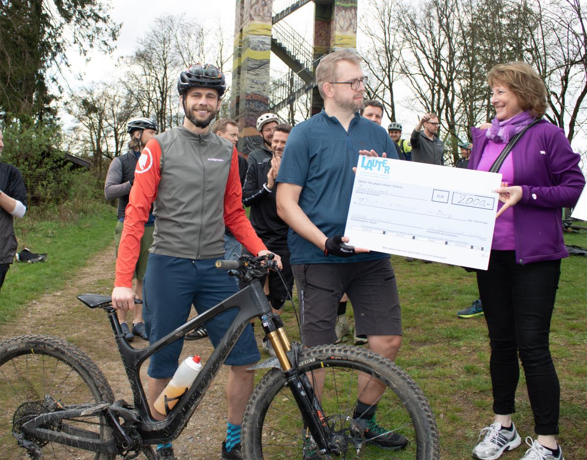 Gruppe von Personen auf Mountainbike-Strecke