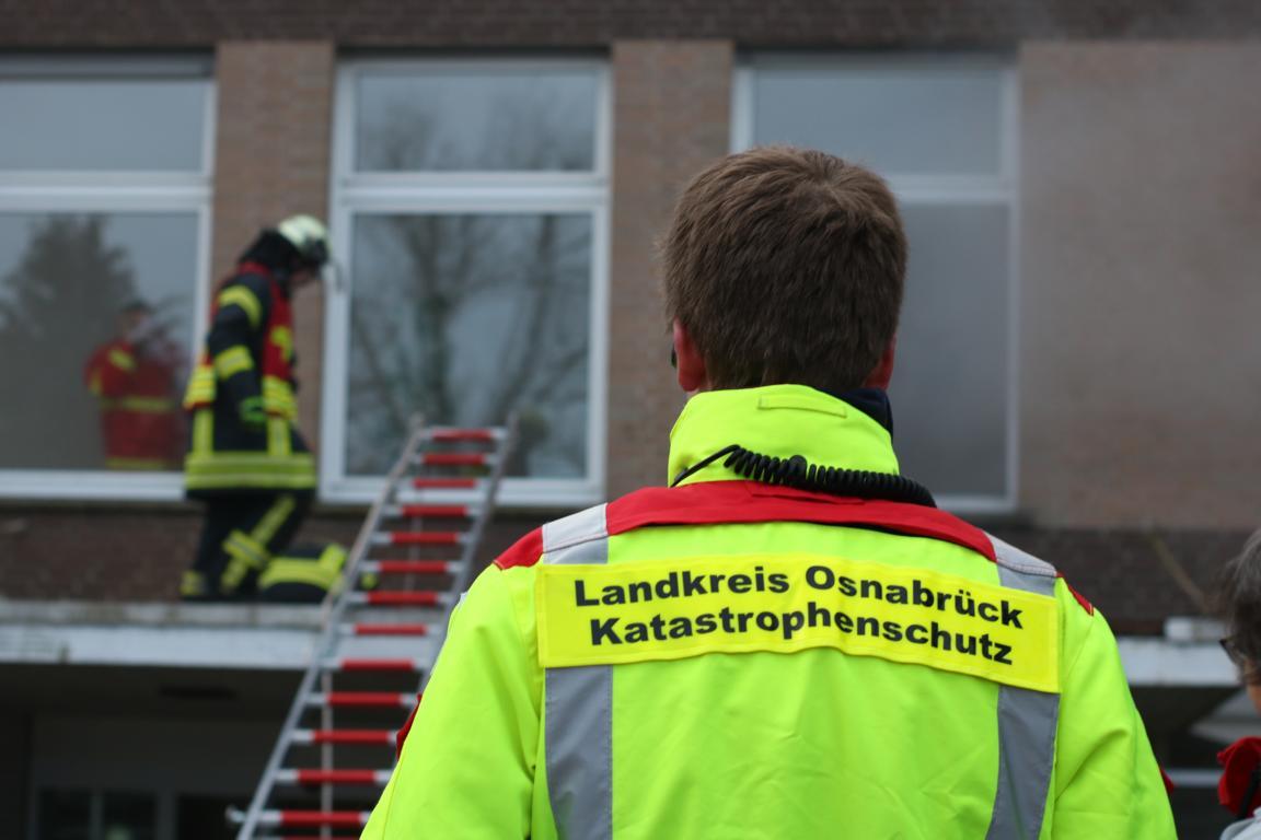 Zwei Personen bei einem Rettungseinsatz