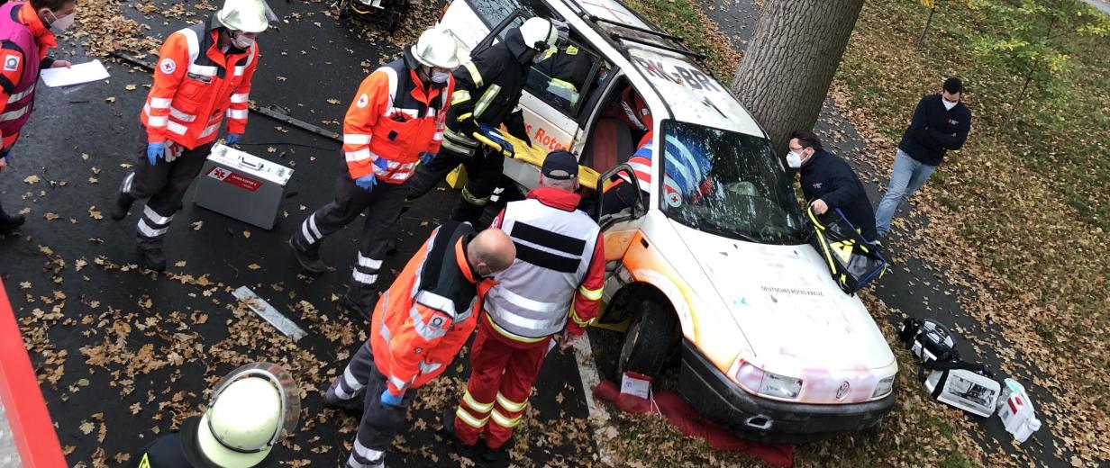 Einsatzkräfte von Rettungsdiensten und Feuerwehr auf einer Landstraße