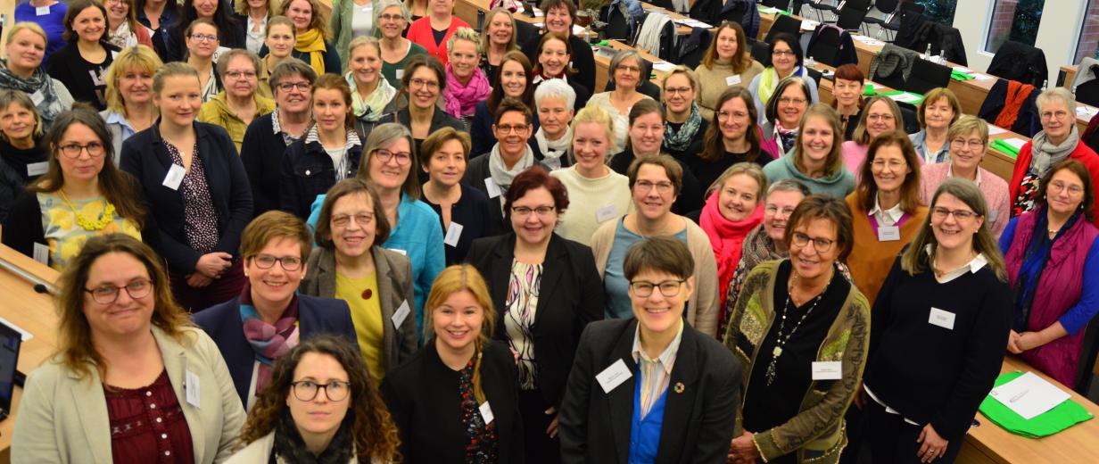 Rund 300 Frauen in einem Saal