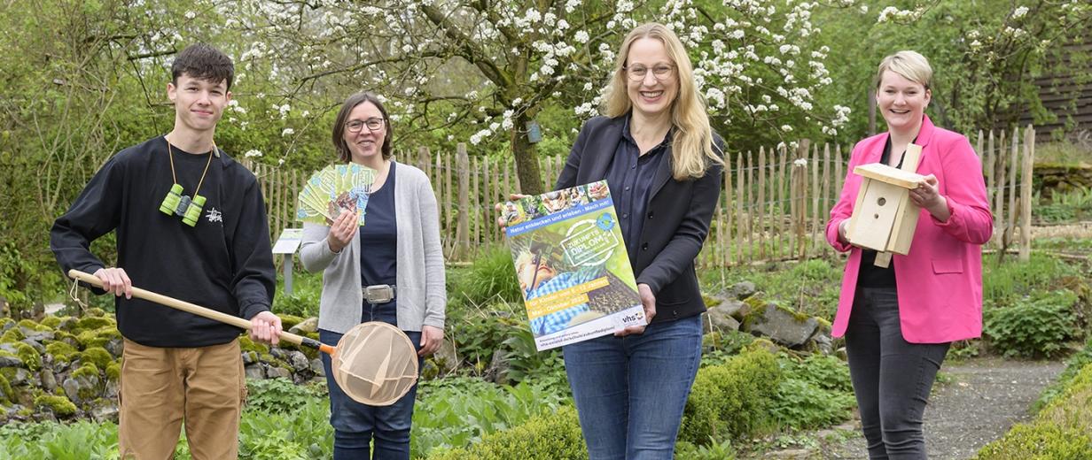 5 Personen im Garten