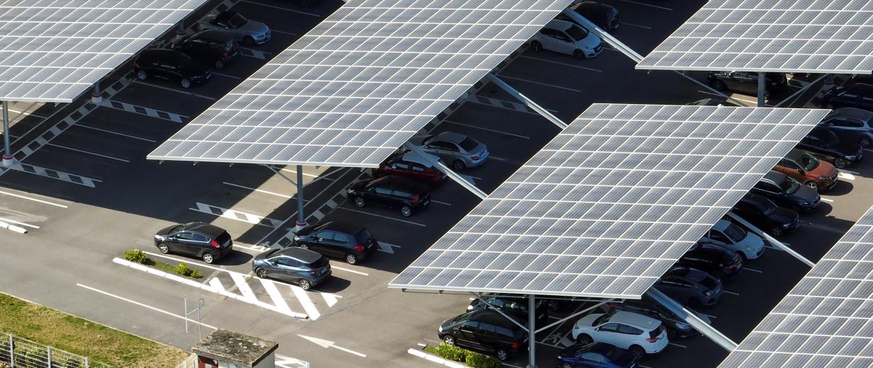 Solardächer über Parkplatz