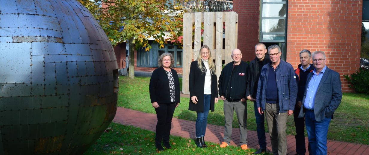 7 Personen vor Kunstinstallation im Freien