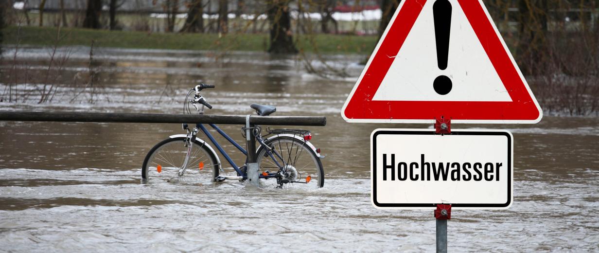 Schild mit Wort Hochwasser