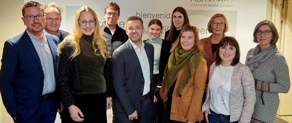 Gruppe von Personen im Foyer des Kreishauses