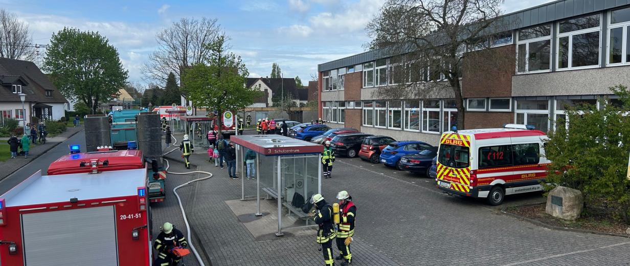 Feuerwehr und Rettungsfahrzeuge vor einem Schulgebäude