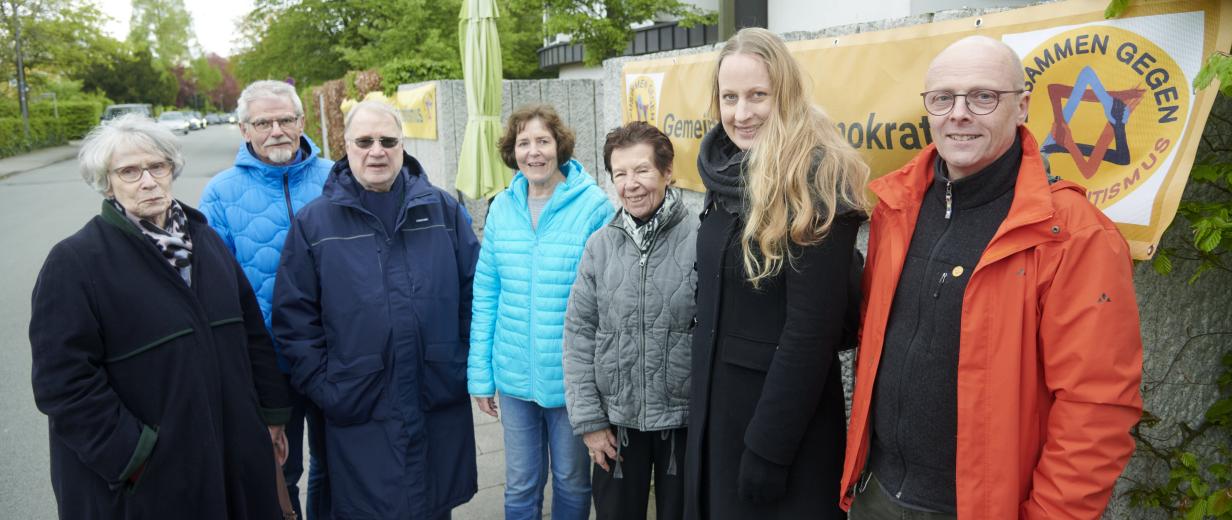 Gruppe von Personen vor  Plakat