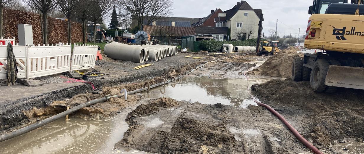 Eine vom Wasser überschwemmte Straßenbaustelle