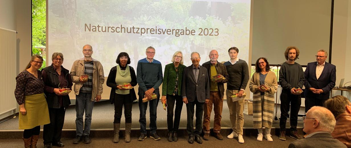 Gruppe von Personen vor Leinwand