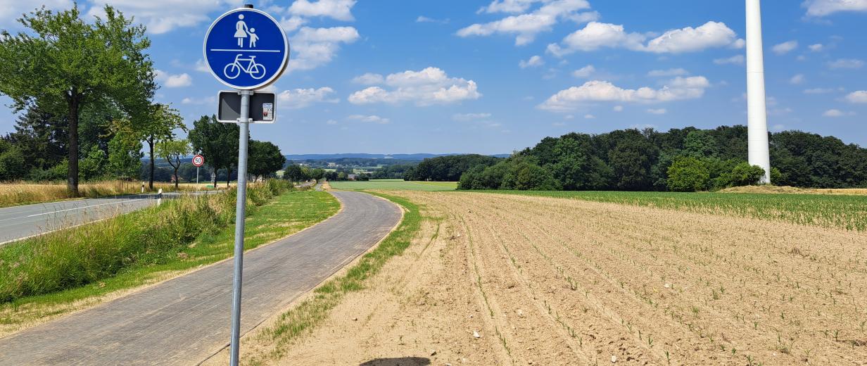 Radweg entlang einer Straße