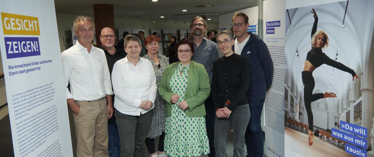 Gruppe von Personen in Ausstellungsraum