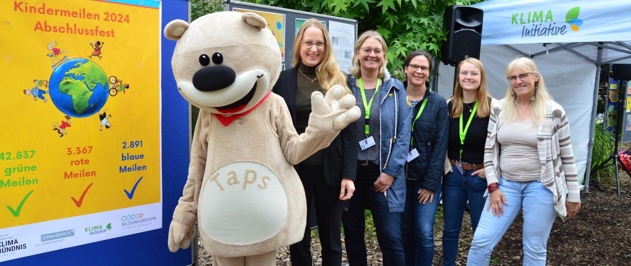 Gruppe von Menschen  mit Maskottchen