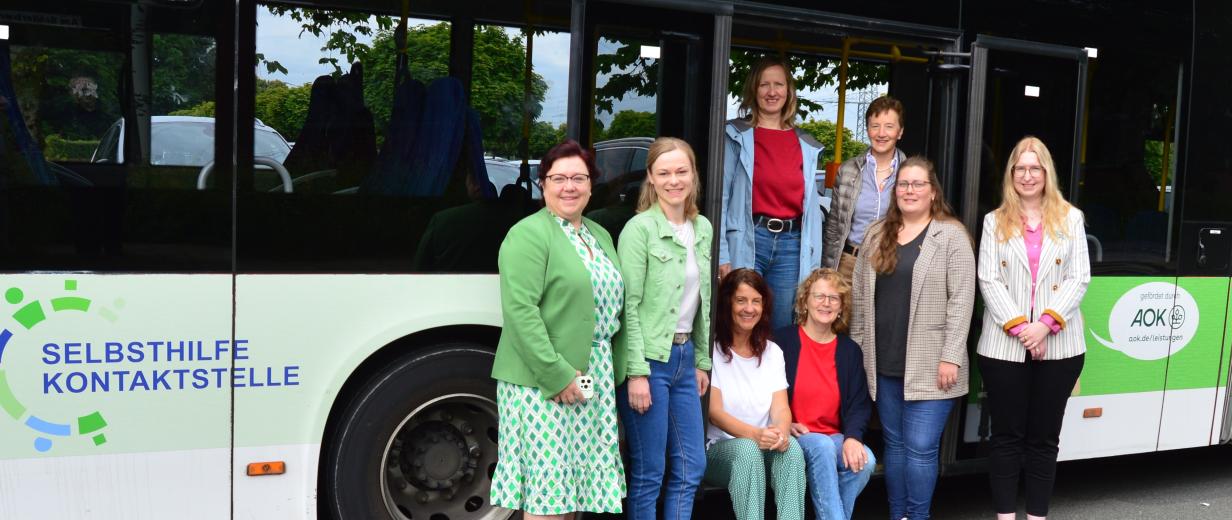 Gruppe vor Personen vor einem Bus