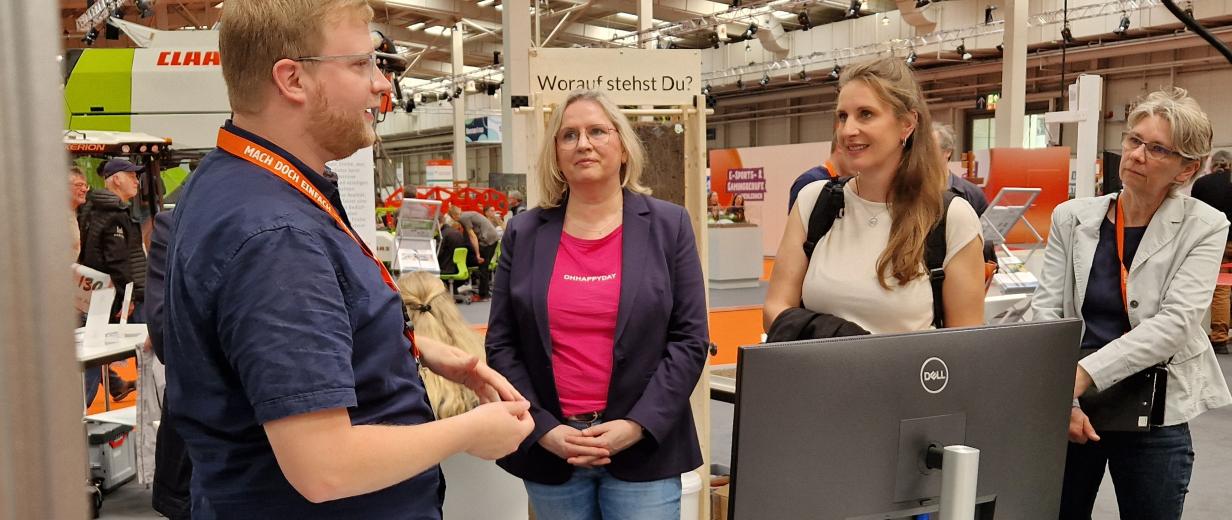 4 Personen in Messehalle