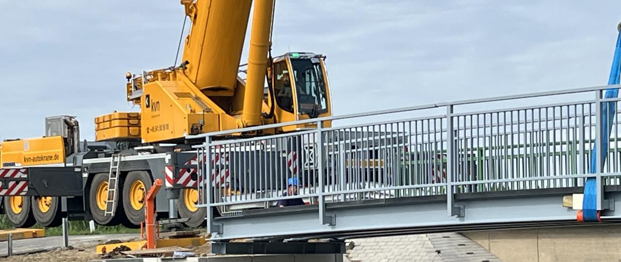 Brücke mit Autodrehkran