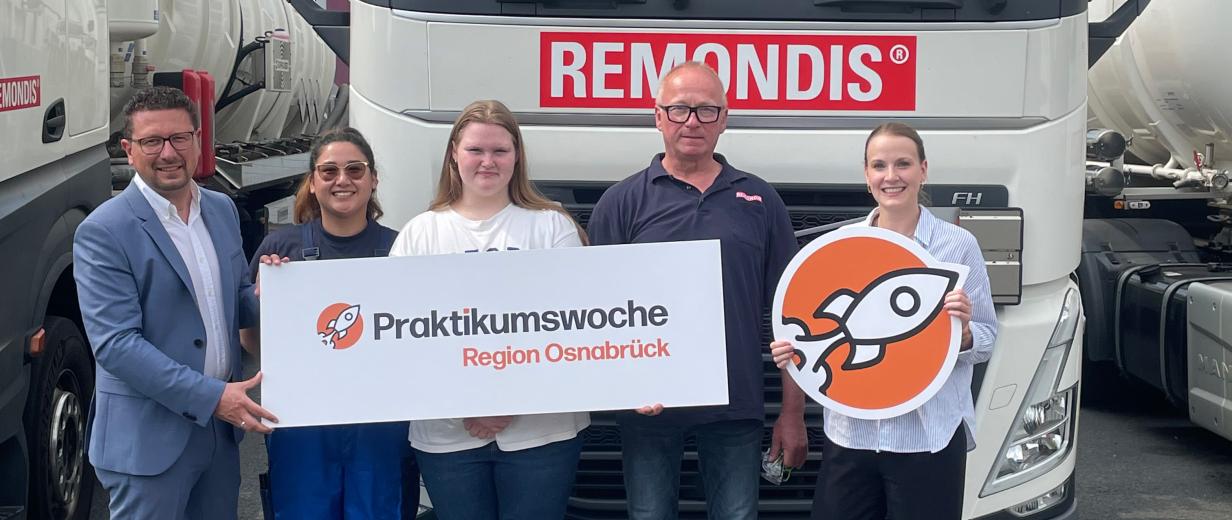 5 Personen vor LKW