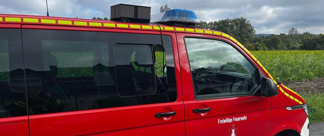 Mobile Warneinrichtung auf dem Dach eines Feuerwehrfahrzeuges