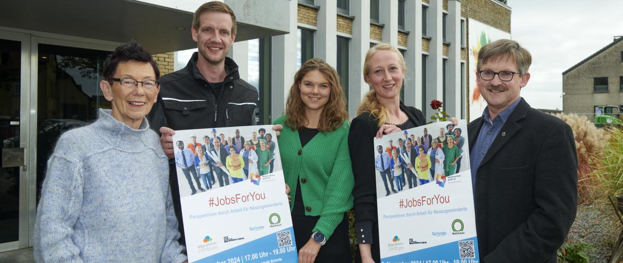 Gruppe von Personen mit zwei Plakaten im Freien