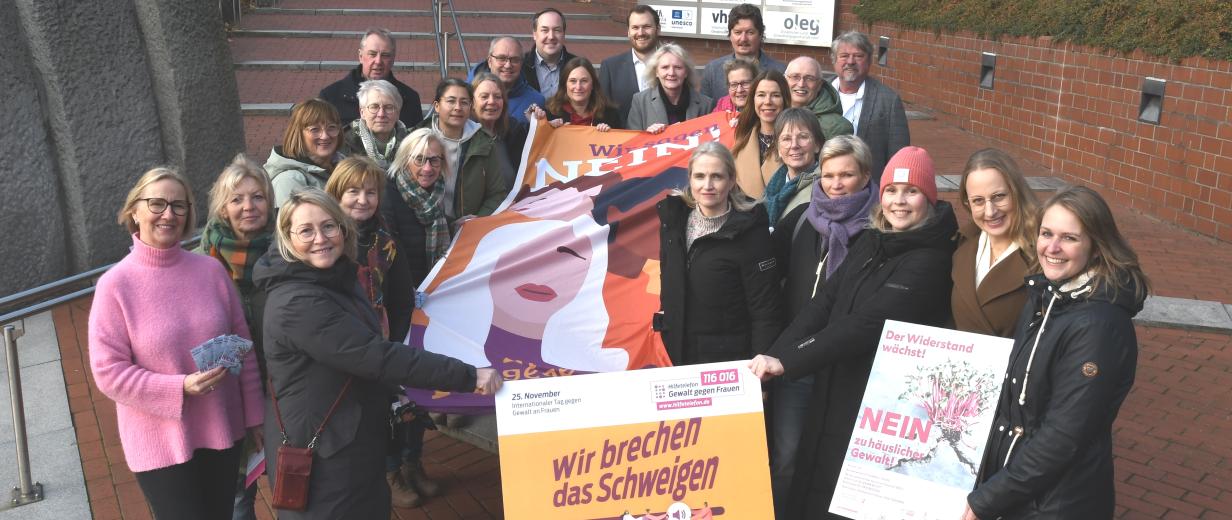 Gruppe von Frauen mit Plakat