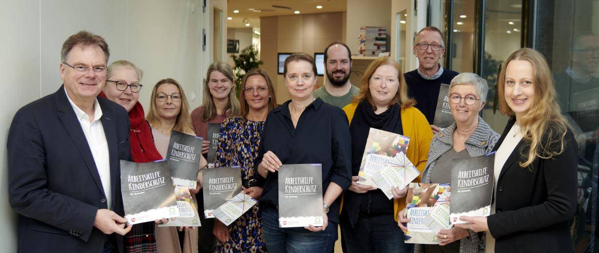 Gruppe von Personen in einem Foyer