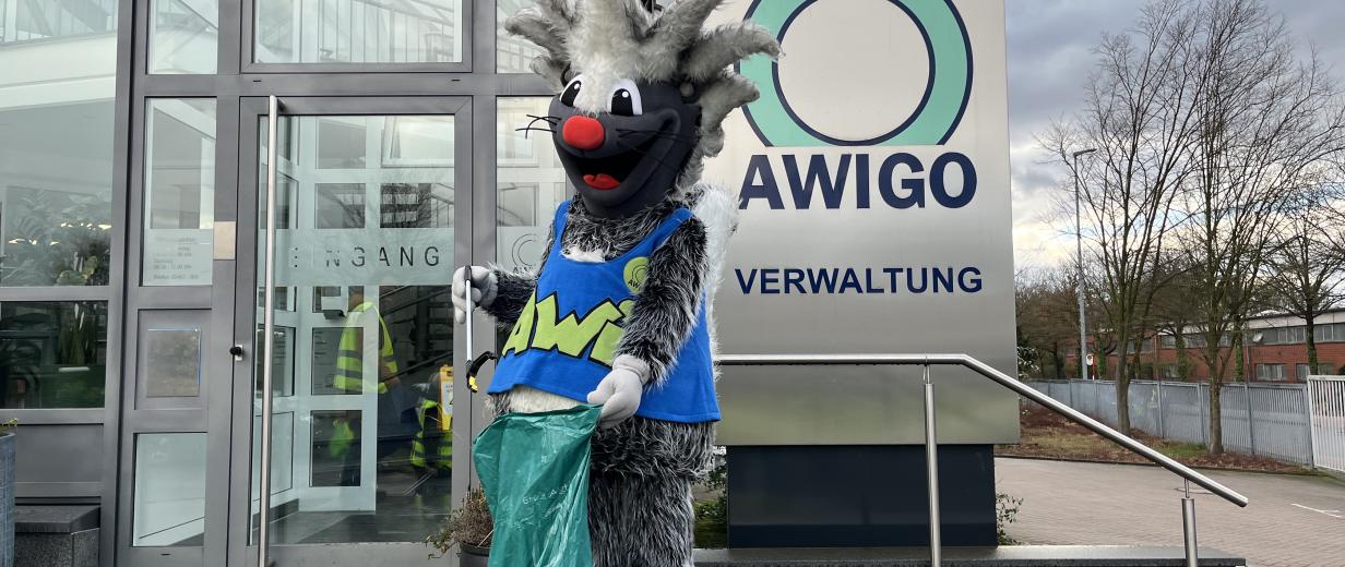 Maskottchen AWI vor dem Eingang zur AWIGO-Verwaltung