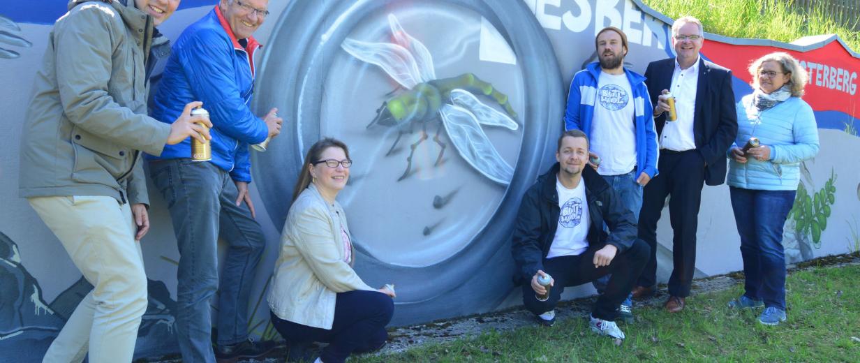 Künstlergruppe Bunte Hunde gestaltet geologische Wand neu Landkreis