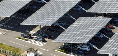 Solardächer über Parkplatz