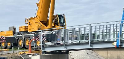 Brücke mit Autodrehkran