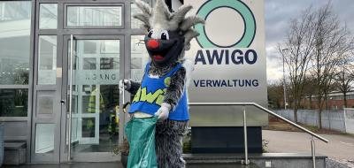 Maskottchen AWI vor dem Eingang zur AWIGO-Verwaltung