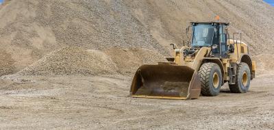 Ein Radlader in einer Sandgrube