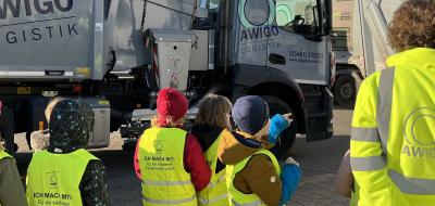 Eine Kindergruppe vor einem Müllfahrzeug