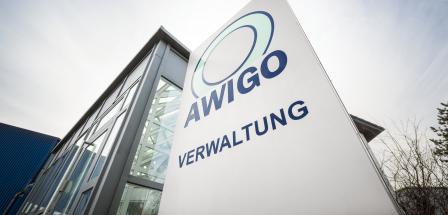 Firmenschild mit der Aufschrift AWIGO vor einem Gebäude