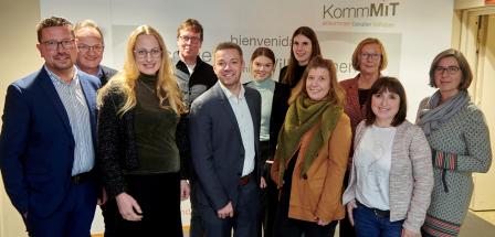 Gruppe von Personen im Foyer des Kreishauses