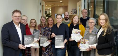 Gruppe von Personen in einem Foyer