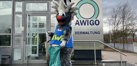 Maskottchen AWI vor dem Eingang zur AWIGO-Verwaltung