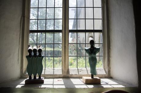 3 Statuen im Fenster