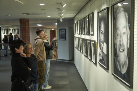 Menschen in Fotoausstellung