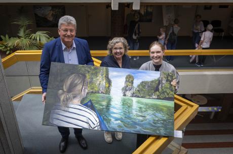 Ausstellung von Lena Brüner im Kreishaus Osnabrück 3 Personen mit Bild