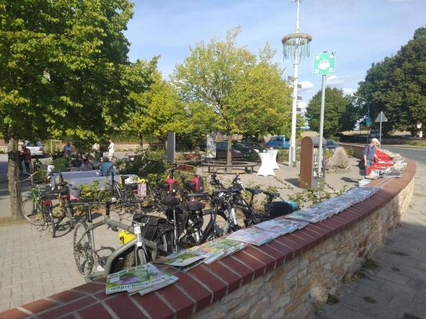 Fahrräder stehen hinter einer Mauer.