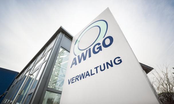 Firmenschild mit der Aufschrift AWIGO vor einem Gebäude