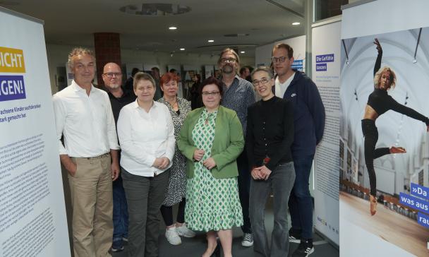 Gruppe von Personen in Ausstellungsraum