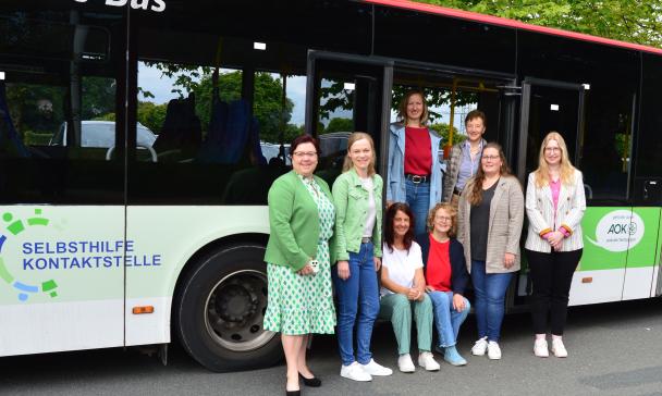 Gruppe vor Personen vor einem Bus